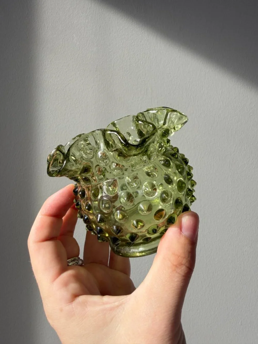 3/$30 🌟 Vintage Fenton Glass Olive Green Ruffled Edge Hobnail Mini Vase - Picture 4 of 7